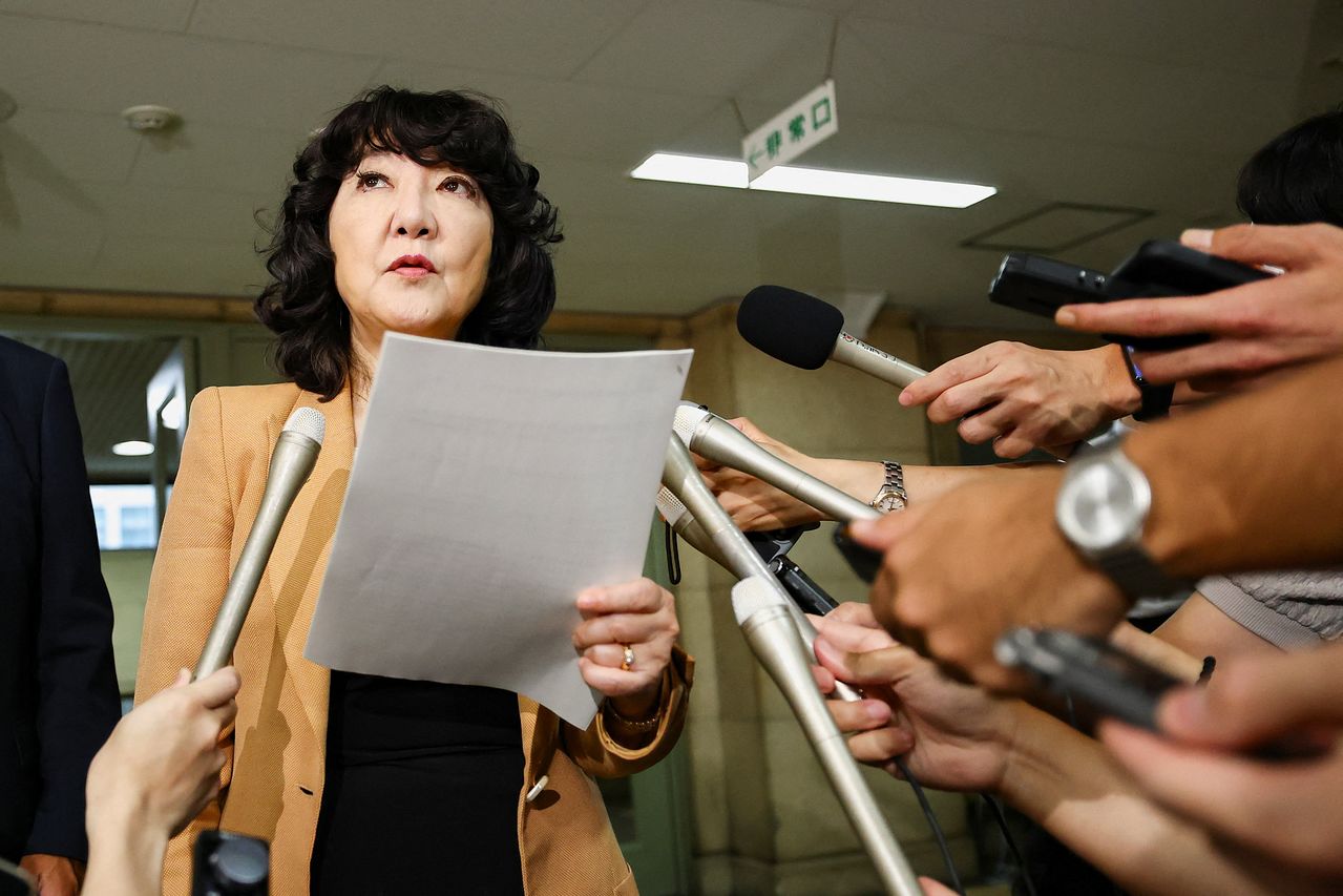 가타야마 사쓰키(片山さつき) 일본 재무상이 8월 3일 도쿄 재무성에 도착해 미·일 외환시장 공동 개입에 관해 취재진에게 설명하고 있다. 로이터=연합뉴스