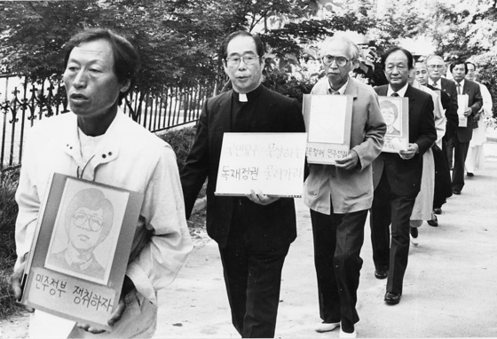 1987년 6월 민주항쟁 당시 정국의 분수령이었던 6.10대회 개최장소였던 서울 광화문 대한성공회에 모였던 국민운동본부 소속 멤버들. 앞줄부터 서경원 전의원, 박형규 목사, 계훈제, 양순직, 지선, 진관 스님, 김명윤 변호사. 중앙포토