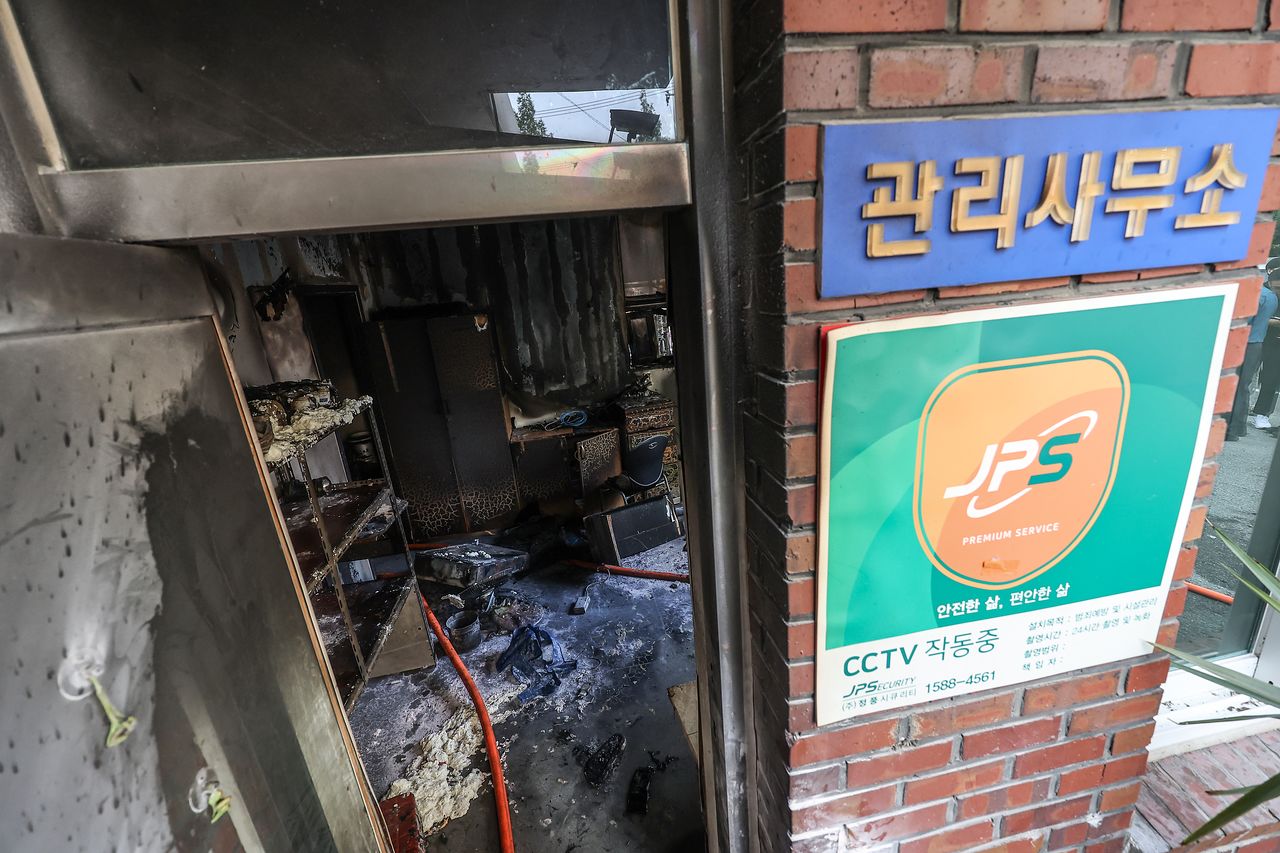 지난 23일 오전 8시 29분쯤 경북 경산시 사동 한 아파트 관리실 안에서 방화로 인해 3명이 숨졌다. 연합뉴스