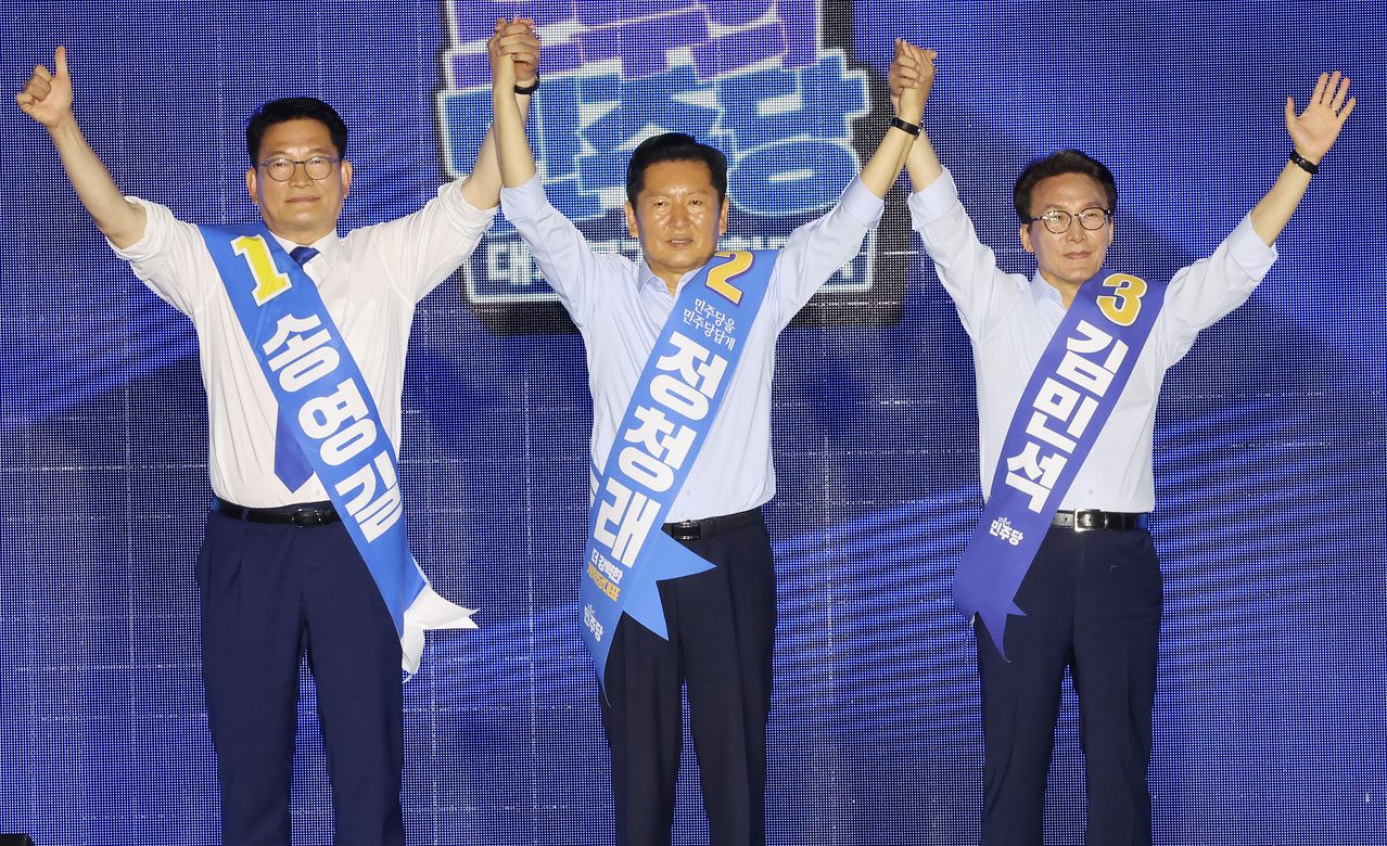 더불어민주당 송영길·정청래·김민석 대표 후보(왼쪽부터)가 2일 부산 벡스코에서 열린 합동연설회에서 당원들에게 인사하고 있다. 송봉근 객원기자