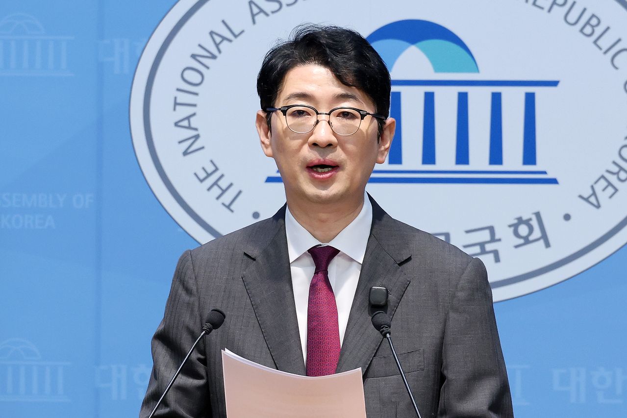 주진우 국민의힘 의원이 3일 국회 소통관에서 기자회견을 열고 제22대 총선과 관련해 선거관리위원회 관계자 등의 투표자 수·투표율 조작 의혹을 제기하며 검찰·경찰 합동수사본부의 수사를 촉구하고 있다. 연합뉴스
