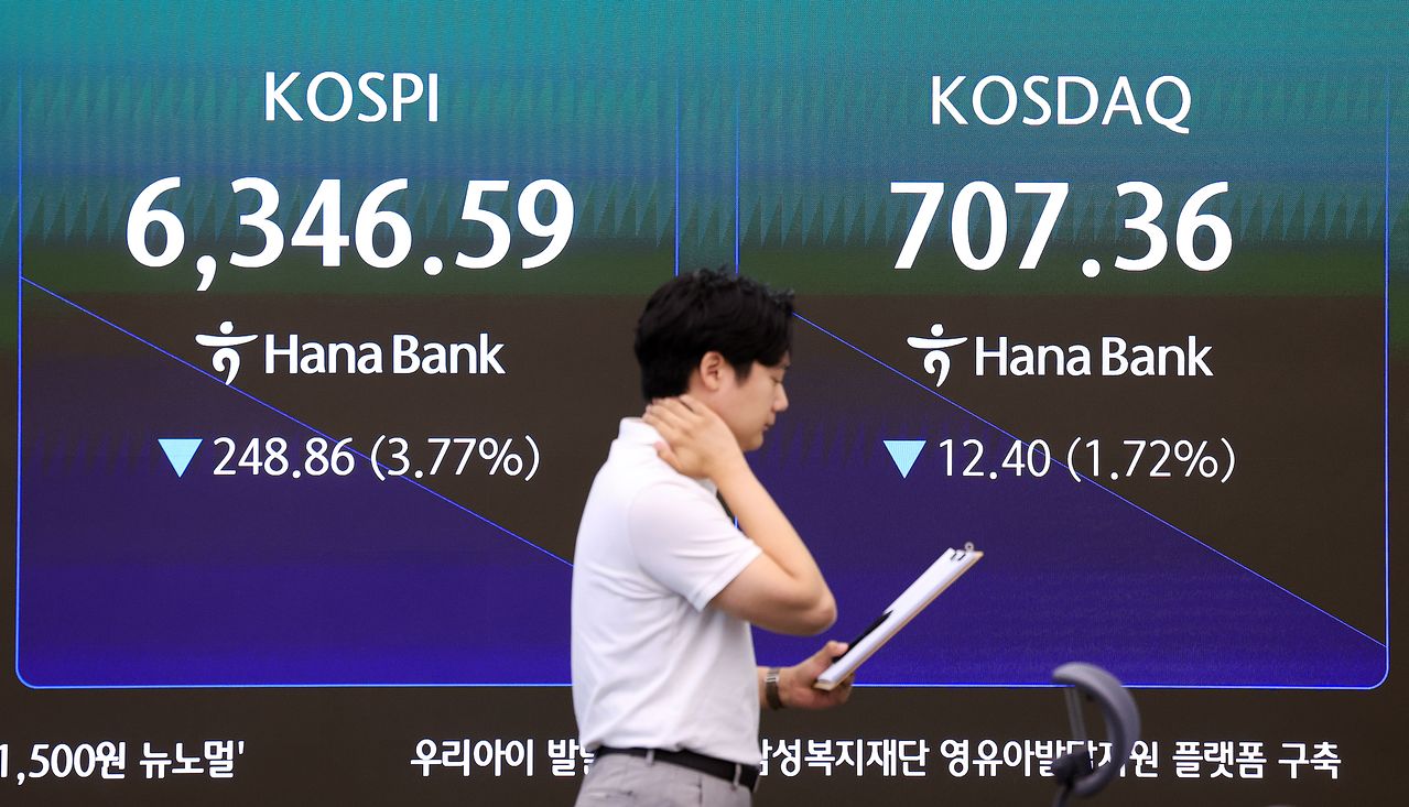 3일 서울 중구 하나은행 본점 딜링룸 전광판에 개장 시황이 나타나고 있다. 이날 코스피는 전일 대비 109.69포인트(3.60%) 내린 6358.27을, 코스닥은 전일 대비 9.77포인트(1.36%) 하락한 709.99로 장을 열었다. 뉴스1