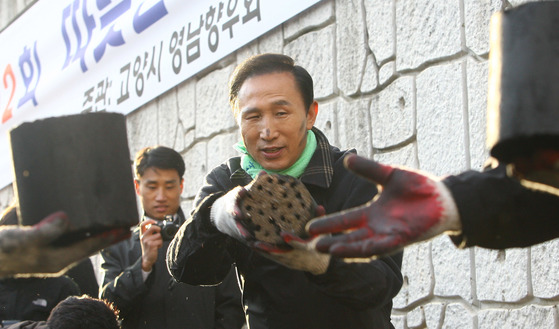 한나라당 대선후보 시절이던 2007년 11월 20일 경기도 고양시 토당동에서 연탄 배달 봉사활동을 하고 있는 이명박 전 대통령. 중앙포토