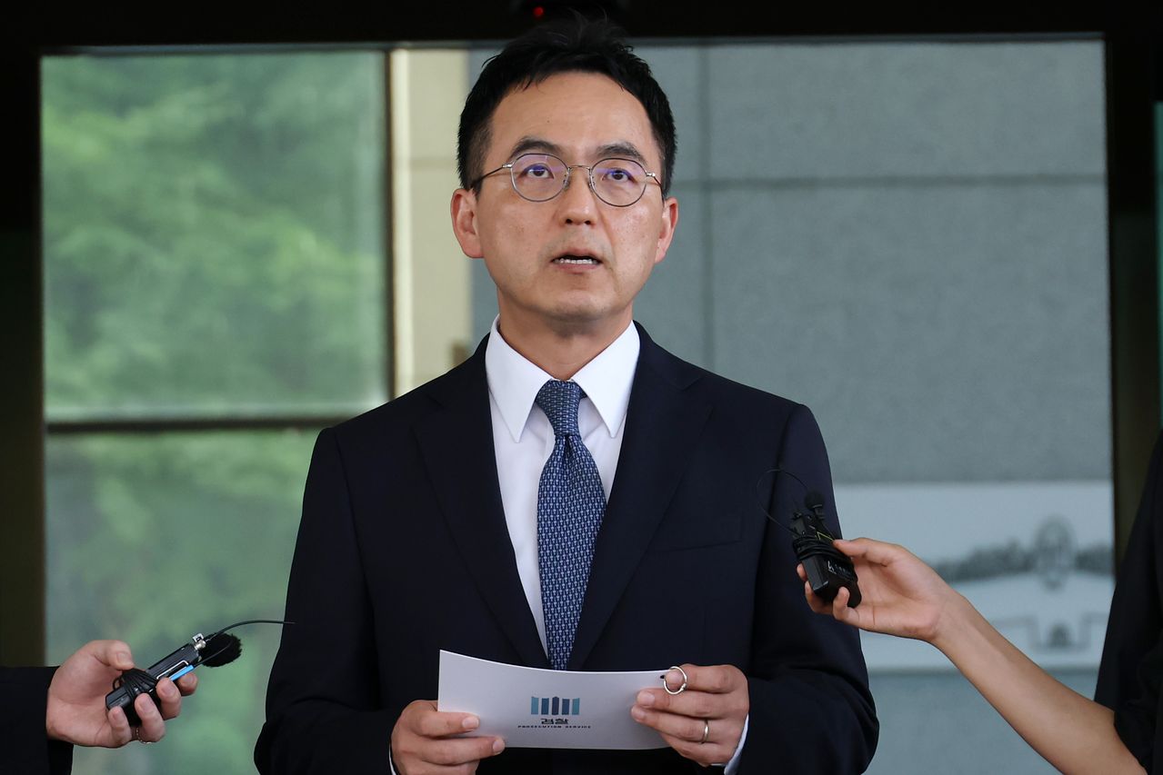 검사의 직접·보완수사 권한을 전면 폐지하는 형사소송법 개정안이 국회 본회의를 통과한 31일 구자현 검찰총장 직무대행이 서초동 대검찰청을 나서며 입장을 말하고 있다. 연합뉴스