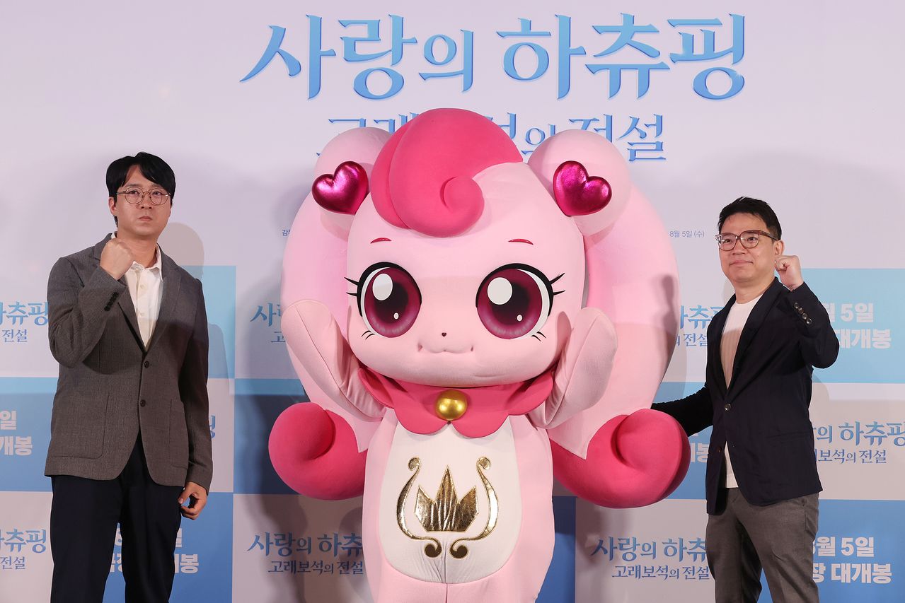김태호 음악감독(왼쪽), 김수훈 감독이 지난달 21일 서울 용산구 CGV용산아이파크몰에서 열린 영화 '사랑의 하츄핑: 고래보석의 전설' 시사회·기자간담회에서 포즈를 취하고 있다. [사진 연합뉴스]
