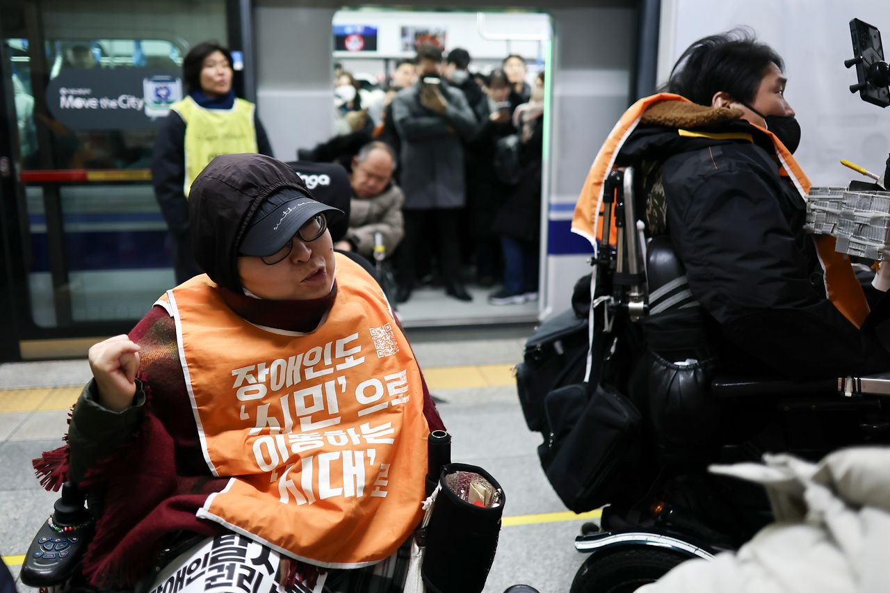 지난 2월 3일 서울 혜화역 승강장에서 전국장애인차별철폐연대(전장연) 회원들이 ‘지방선거 D-120 시민과 함께하는 출근길 장애인 권리 선언 대회’를 진행하고 있다. 연합뉴스