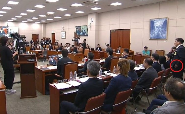 국회 청문회 도중 바지주머니에 손을 찔러 넣은 채 답변하는 문진희 대한축구협회 심판위원장 사진 국회TV 화면 캡처