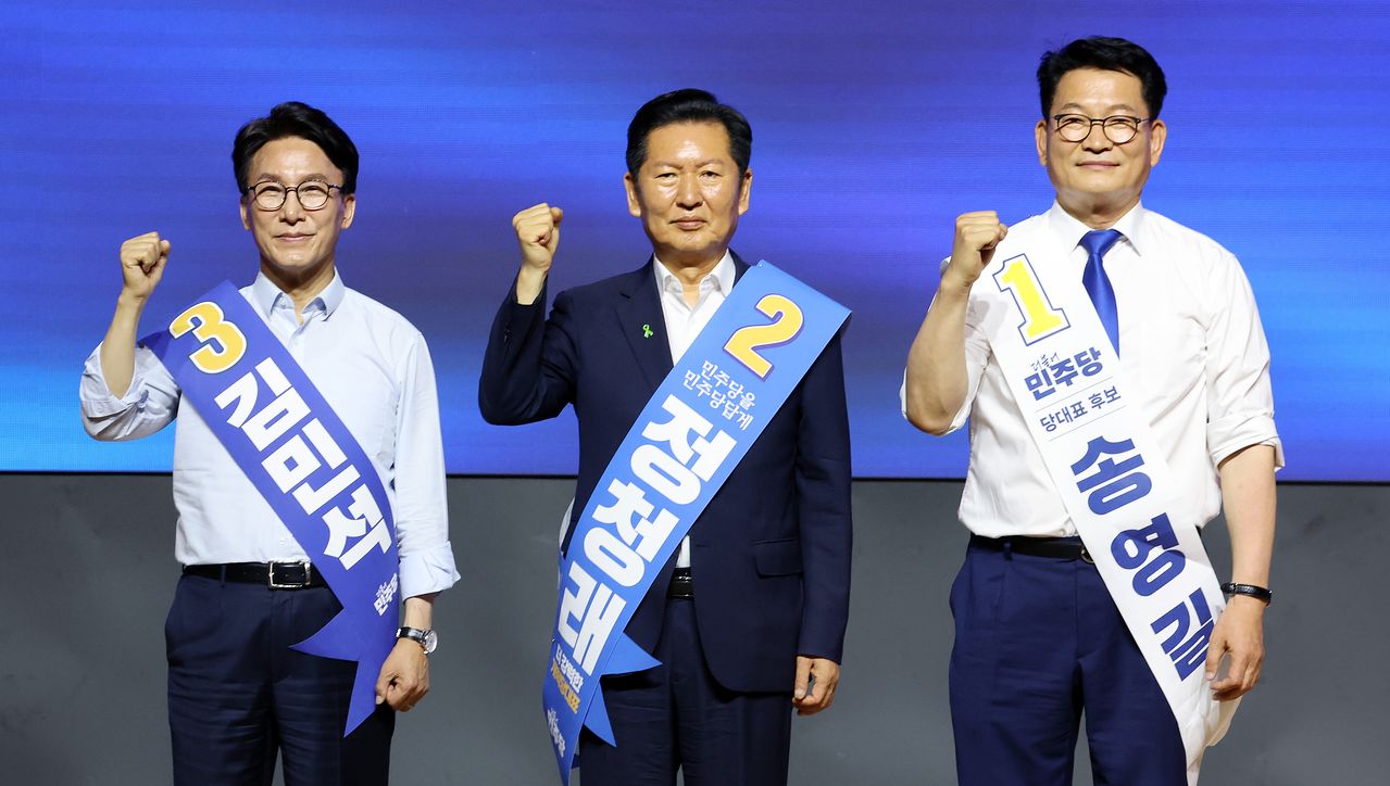 김민석(왼쪽부터), 정청래, 송영길 더불어민주당 대표 후보가 1일 대전컨벤션센터에서 열린 대표·최고위원 순회경선 합동연설회에서 파이팅을 외치며 기념 촬영을 하고 있다. 연합뉴스