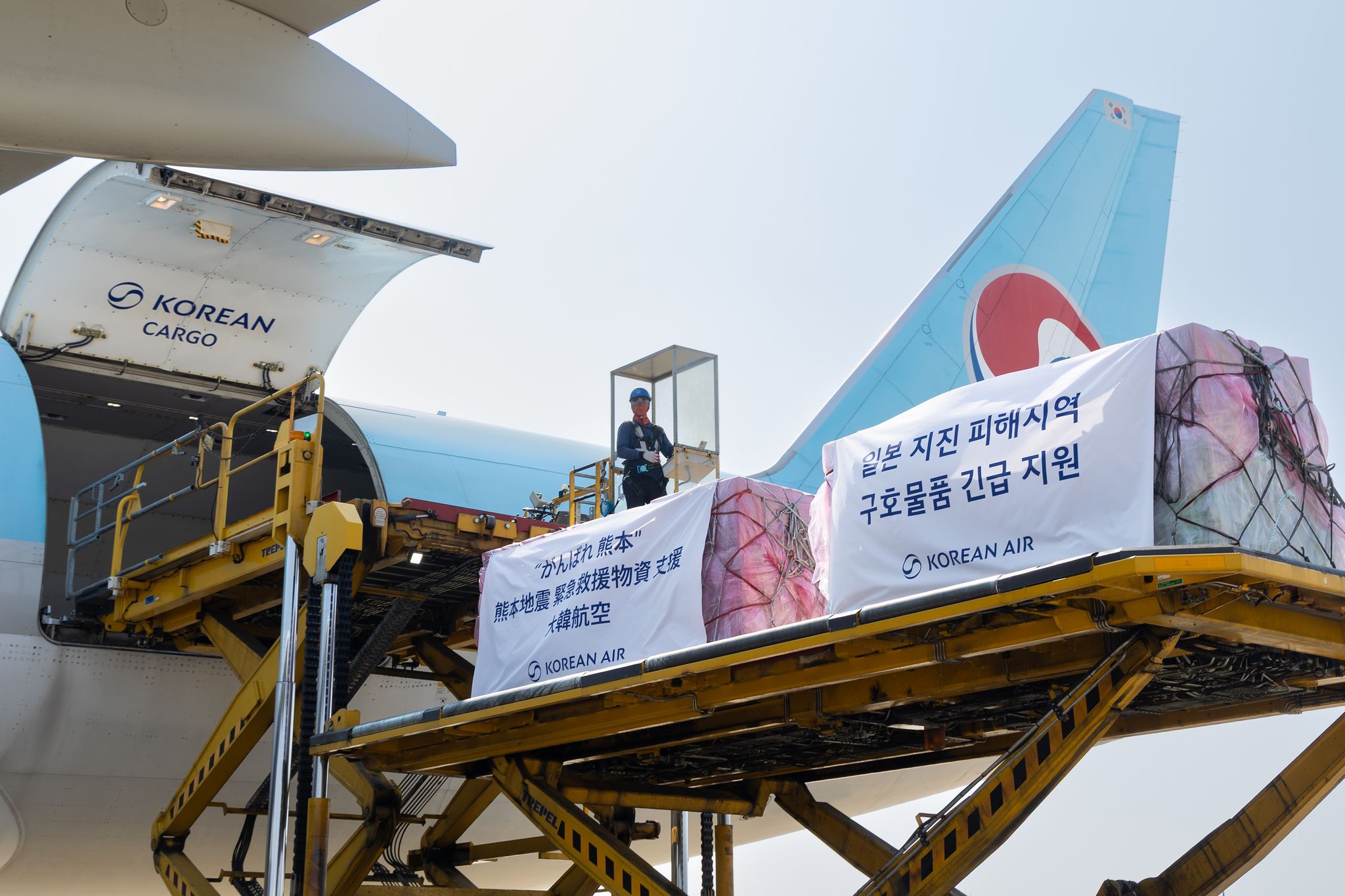 대한항공이 지난 1일 일본 구마모토현 지진 피해 이재민들에게 전달할 생수를 기타큐슈행 KE557편 화물기에 탑재하고 있다. 사진 대한항공 