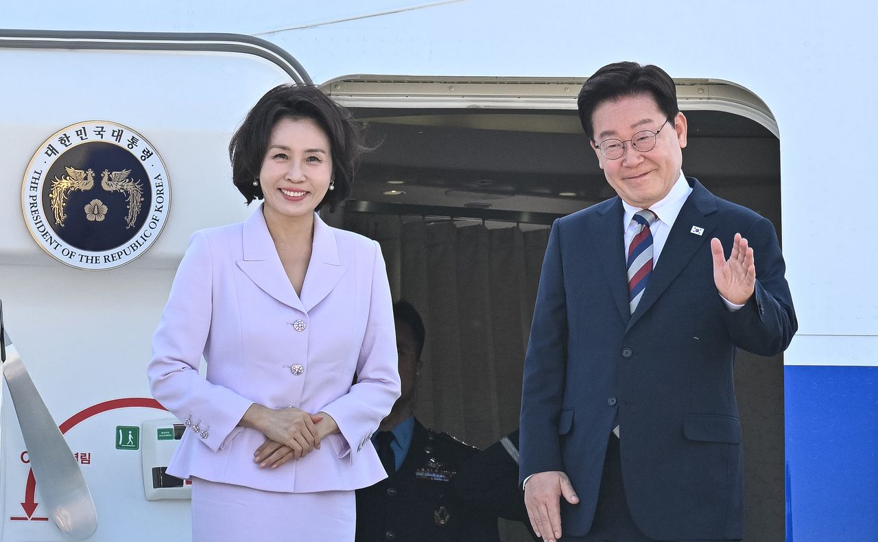 이재명 대통령과 김혜경 여사가 2일(현지시간) 독일 프랑크푸르트 국제공항에서 공군1호기에 올라 환송객들에게 인사하고 있다. 뉴스1