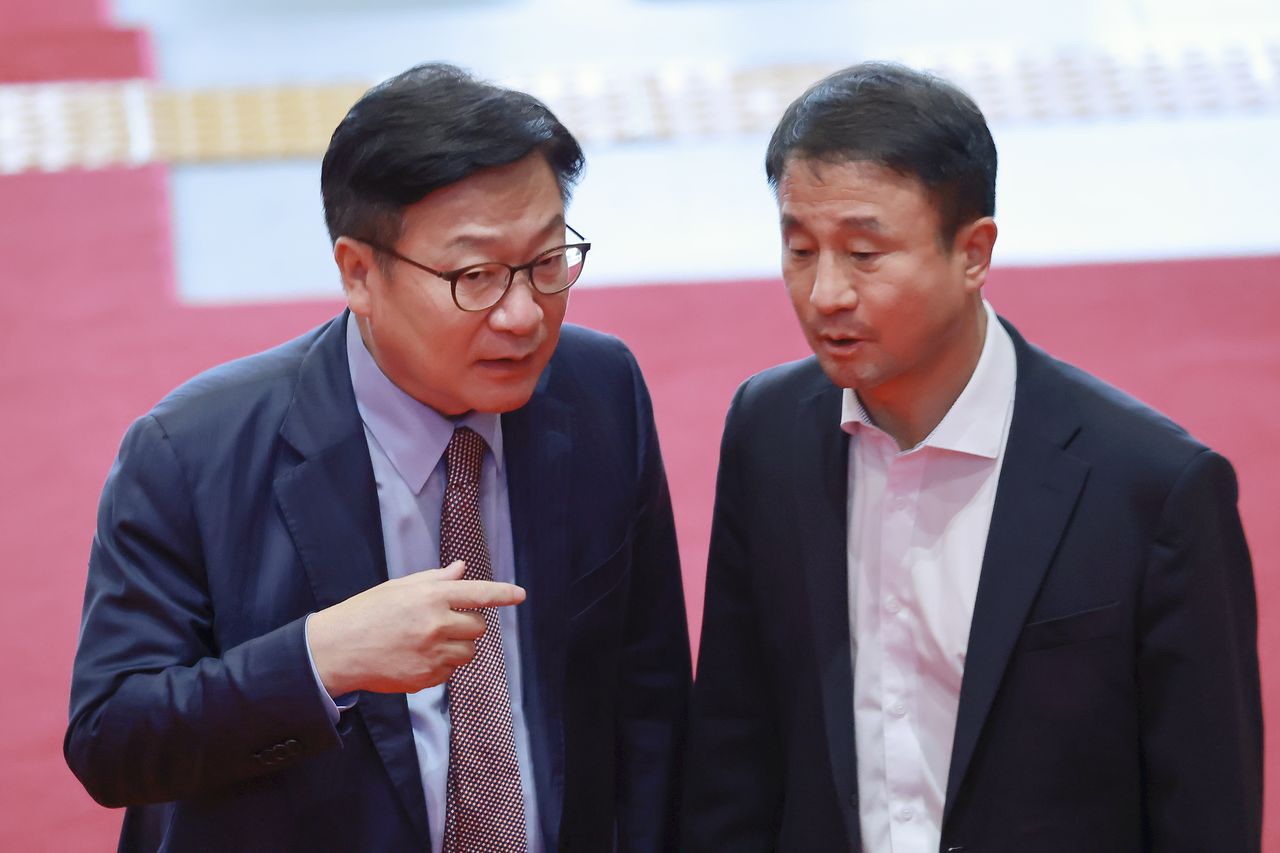 더불어민주당 한병도 대표 직무대행 겸 원내대표와 국민의힘 정점식 원내대표가 7월 31일 국회에서 본회의 참석 뒤 대화하고 있다. 연합뉴스