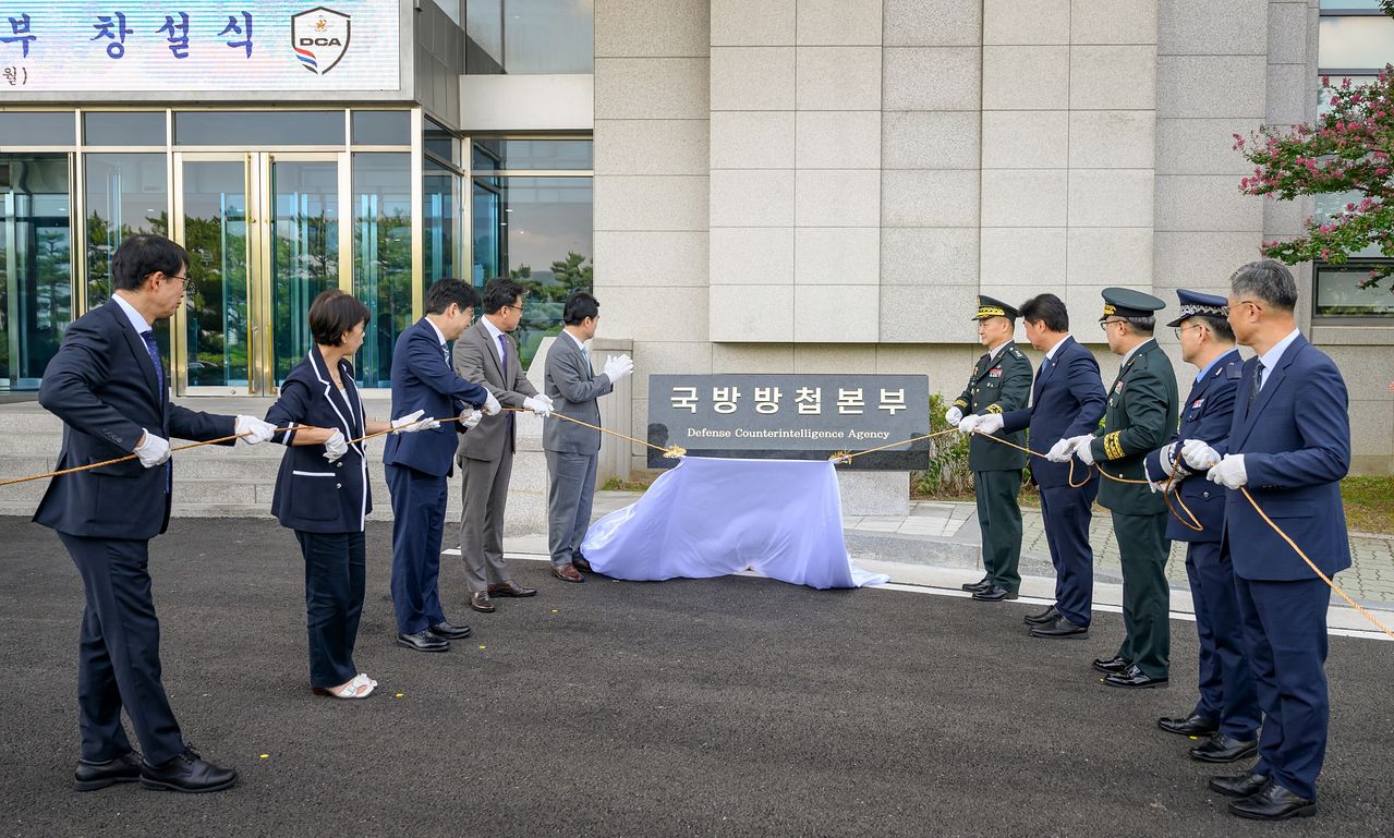  안규백 국방부 장관(왼쪽 다섯 번째)과 관계자들이 3일 과천에서 열린 국방방첩본부 창설 행사에서 현판 제막식을 진행하고 있다. 국방부 제공=뉴스1