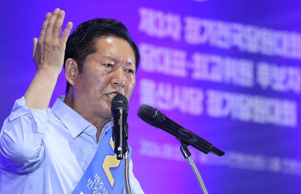  더불어민주당 당권 주자인 정청래 의원이 2일 울산 울주군 울산전시컨벤션센터에서 열린 당대표·최고위원 합동연설회에서 정견 발표를 하고 있다. 뉴스1