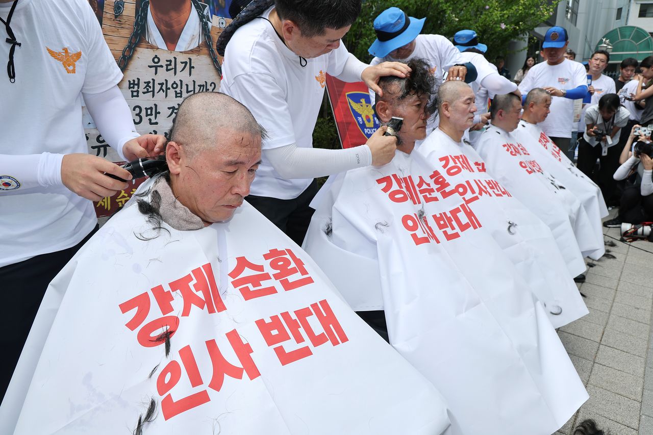 전국경찰직장협의회가 3일 서울 서대문구 경찰청 앞에서 '경찰 순환인사 확대·감찰 인력 증원 정책 폐기'를 요구하며 삭발식을 하고 있다. 연합뉴스