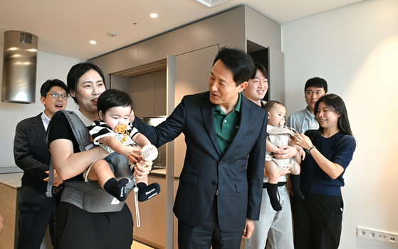 오세훈 서울시장이 서울 송파구 문정동 '비아파트형 미리내집'을 함께 방문한 서울 베이비 엠버서더와 대화 나누고 있다. [사진 서울시]