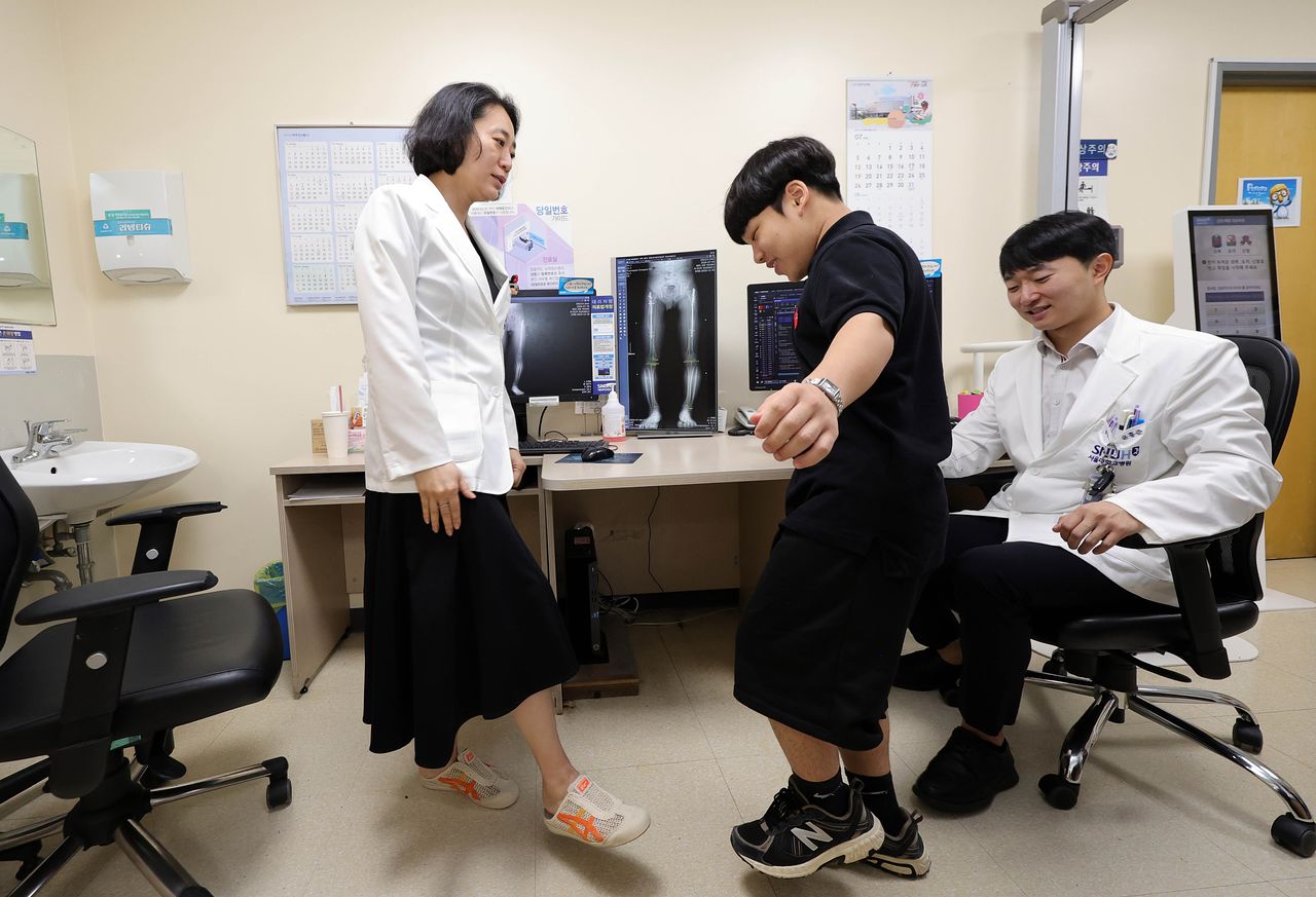 송미현 서울대병원 소아정형외과 교수가 지난달 30일 서재영 군을 진료하며 외발 서기 등 근력 강화를 위한 운동을 지도하고 있다. 강정현 기자