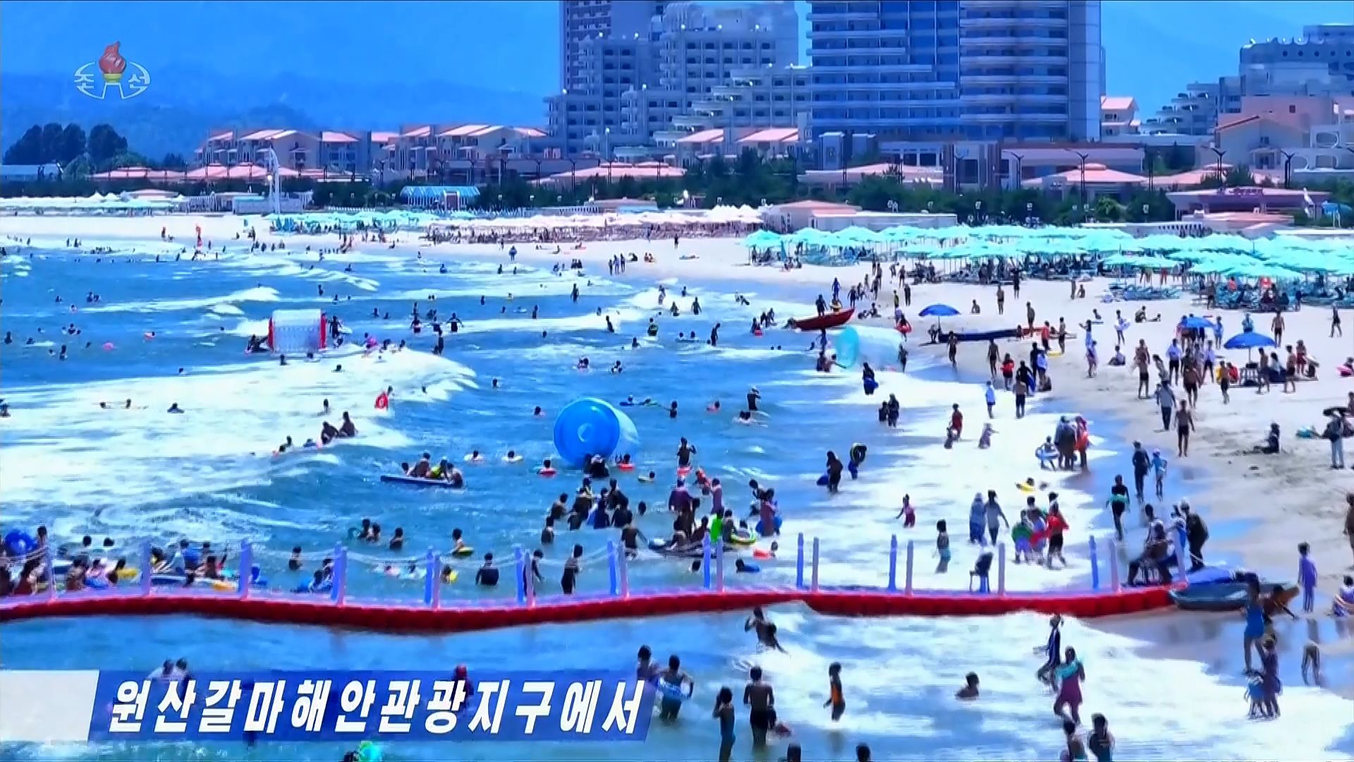 조선중앙TV는 ″세계적인 관광공원으로 일떠선 원산갈마해안관광지구는 지금 전국 각지에서 끊임없이 찾아오는 근로자들로 흥성이고 있다″고 보도했다. 조선중앙TV=연합뉴스