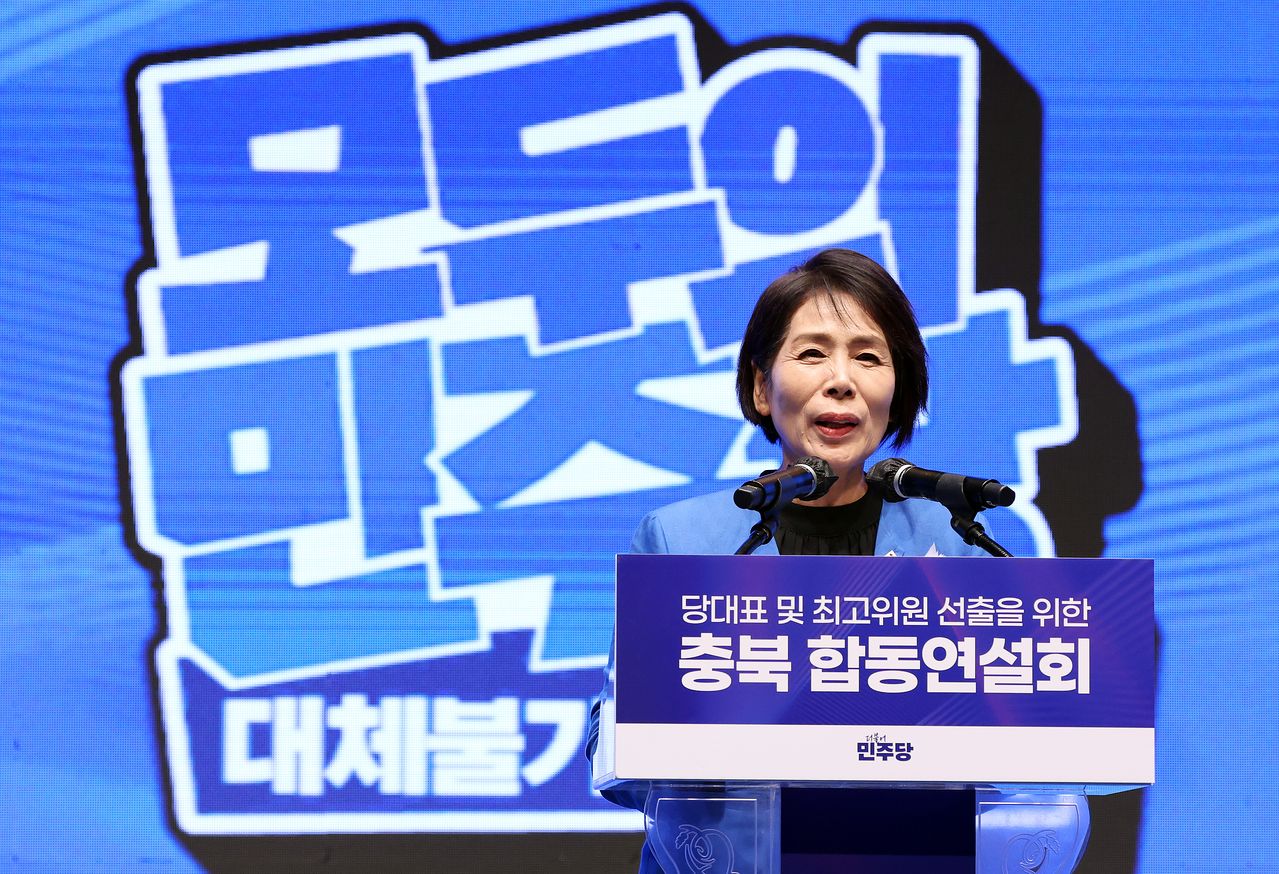 최민희 더불어민주당 최고위원 후보가 지난 1일 충북 청주시 CJB미디어센터에서 열린 당대표·최고위원 순회경선 합동연설회에서 정견 발표를 하고 있다. 연합뉴스