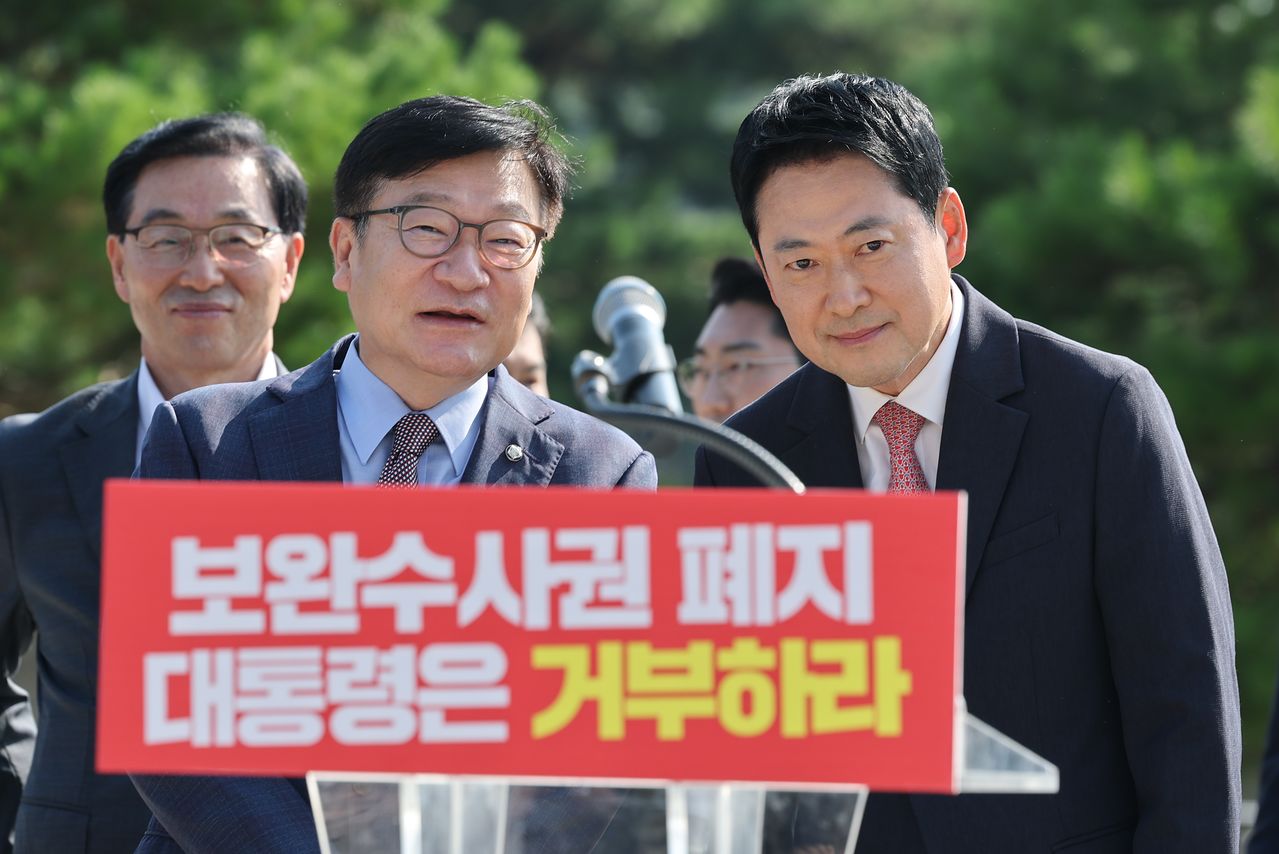 장동혁 국민의힘 대표가 3일 오전 서울 종로구 청와대 사랑채 분수대 앞에서 열린 '보완수사권 폐지 악법 거부권 촉구 현장 최고위원회의'에 참석해 정점식 원내대표와 대화하고 있다. 뉴스1
