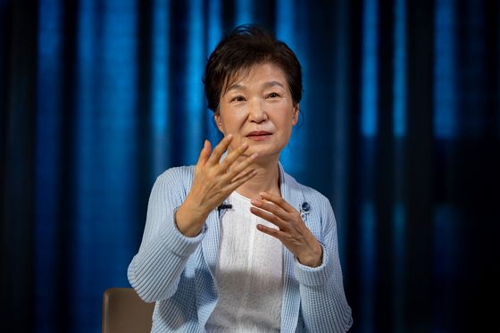 박근혜 전 대통령이 대구 달성군 사저에서 중앙일보 특별취재팀과 인터뷰를 진행하고 있다. 권혁재 사진전문기자