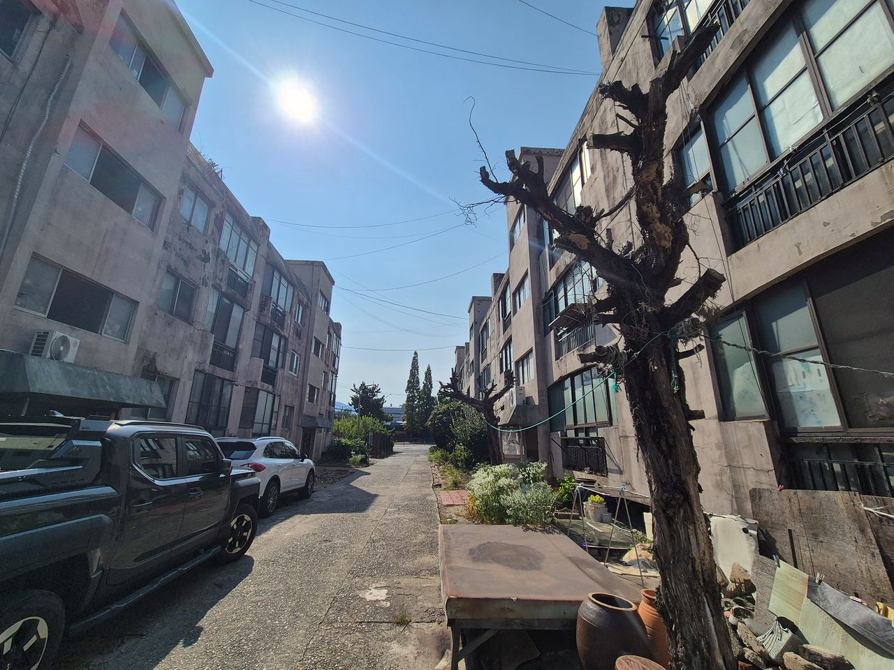 폭염 경보가 발령 중인 지난 3일 오후 경남 창원시 마산회원구에 있는 봉암연립주택. 건물 외벽 곳곳에 금이 가고 검은 곰팡이가 피어 폐건물처럼 보인다. 안대훈 기자