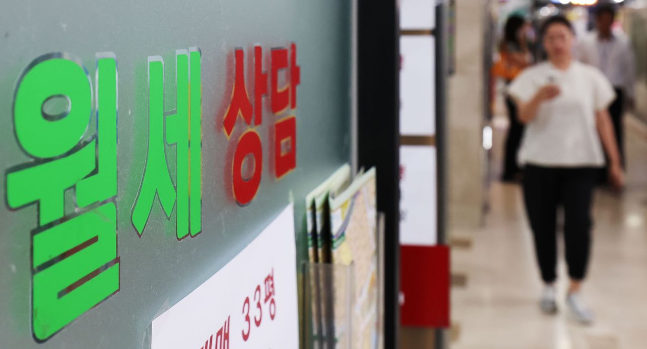 지난 22일 오전 서울 시내 한 부동산 중개업소에 월세 상담 안내가 붙어 있는 모습. 뉴스1