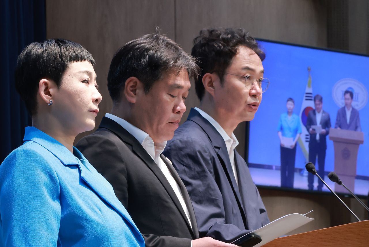 국회 문화체육관광위원인 조국혁신당 김재원 의원이 4일 국회 소통관에서 민생경제연구소, 검사를 검사하는 변호사 모임 회원들과 '지자체 프로축구단의 칸쿤 휴양 출장' 의혹과 관련해 고발 기자회견을 하고 있다. 연합뉴스