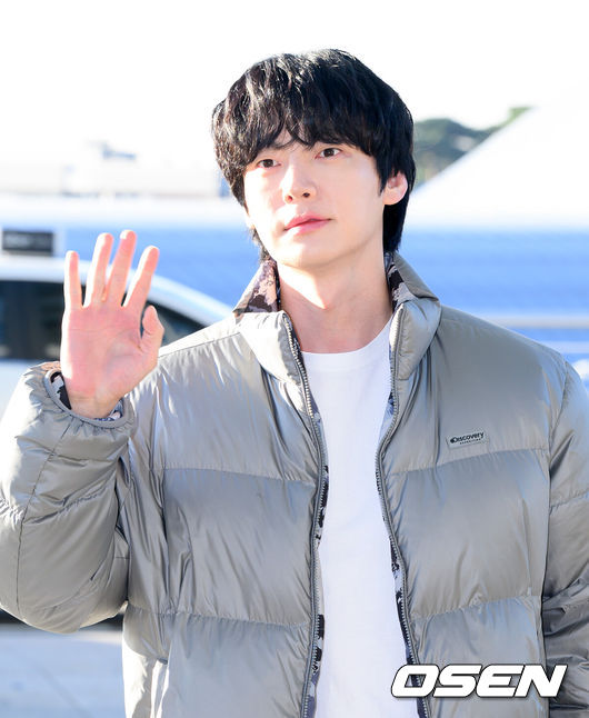 [OSEN=이대선 기자] 배우 안재현이 21일 오전 해외 일정차 인천국제공항을 통해 상하이로 출국했다.안재현은 코미디TV 공동제작 예능 '어디로 튈지 몰라’에 출연 중이다.안재현이 출국장으로 향하며 팬과 취재진을 향해 인사를 하고 있다. 2025.11.21 /sunday@osen.co.kr