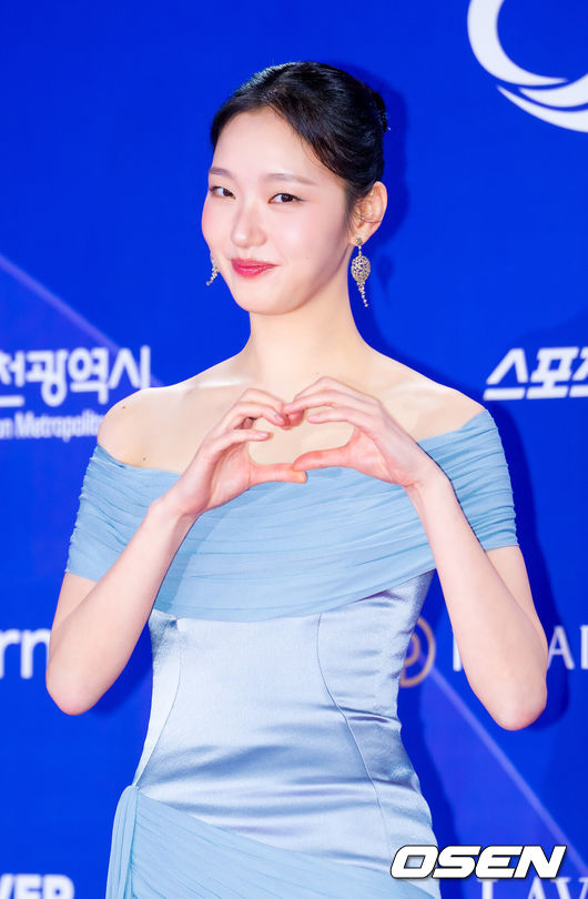 [OSEN=인천, 민경훈 기자] 제5회 청룡시리즈어워즈 레드카펫 및 포토월 행사가 31일 인천 파라다이스시티에서 열렸다.청룡시리즈어워즈는 2022년 대한민국 최초로 시도된 오리지널 스트리밍 시리즈를 대상으로 하는 시상식이다. 사회는 전현무와 임윤아로 5년 연속 호흡을 맞춘다.배우 김고은이 레드카펫을 밟고 있다. 2025.07.31 / rumi@osen.co.kr