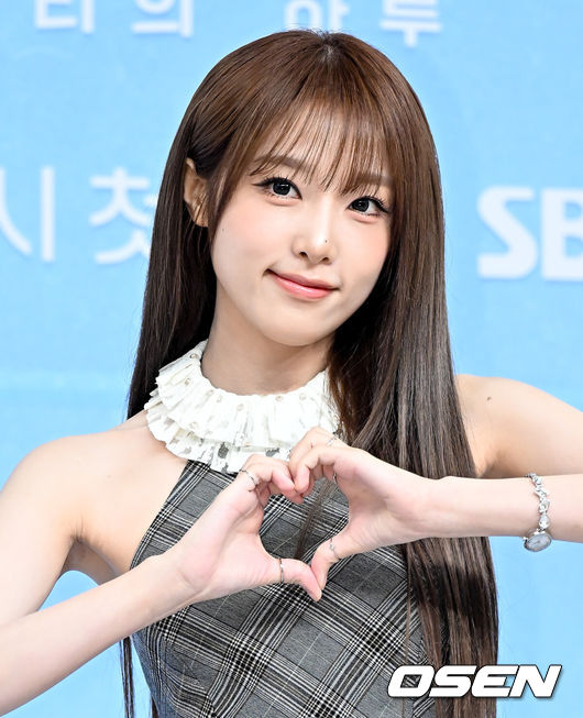 [OSEN=조은정 기자SBS 새 예능 프로그램 ‘내 남은 연애’ 제작발표회가 서울 양천구 SBS 방송센터에서 열렸다.‘내 남은 연애’는 시한부 선고를 받았거나 죽음의 문턱까지 갔던 투병 경험을 가진 2030 청춘들이 다시 삶과 사랑을 마주하는 연애 리얼리티다.최예나가 포즈를 취하고 있다. 2026.07.31 /cej@osen.co.kr