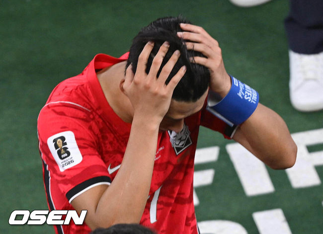 [OSEN=몬테레이(멕시코), 이대선 기자] 홍명보 감독이 이끄는 대한민국 축구대표팀은 25일(이하 한국시간) 오전 10시 멕시코 몬테레이 스타디움에서 개최된 2026 국제축구연맹(FIFA) 북중미 월드컵 조별리그 A조 최종전에서 남아프리카공화국에게 0-1 충격패를 당했다.1승2패가 된 한국은 A조 3위로 밀리며 32강 자력진출에 실패했다. 한국은 나머지 조들의 상황을 따져보고 32강에 진출할 가능성은 남아있다.경기 종료 후 대한민국 손흥민이 그라운드를 나가고 있다. 2026.06.25 /sunday@osen.co.kr