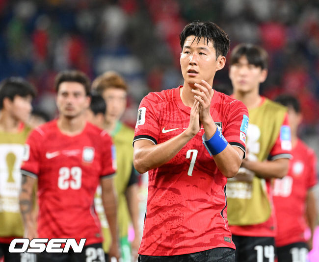 [OSEN=몬테레이(멕시코), 이대선 기자] 홍명보 감독이 이끄는 대한민국 축구대표팀은 25일(이하 한국시간) 오전 10시 멕시코 몬테레이 스타디움에서 개최된 2026 국제축구연맹(FIFA) 북중미 월드컵 조별리그 A조 최종전에서 남아프리카공화국에게 0-1 충격패를 당했다.1승2패가 된 한국은 A조 3위로 밀리며 32강 자력진출에 실패했다. 한국은 나머지 조들의 상황을 따져보고 32강에 진출할 가능성은 남아있다. 1승1무1패의 남아공이 2위로 32강 진출을 확정지었다.경기 종료 후 대한민국 손흥민이 관중석을 향해 인사를 하고 있다. 2026.06.25 /sunday@osen.co.kr