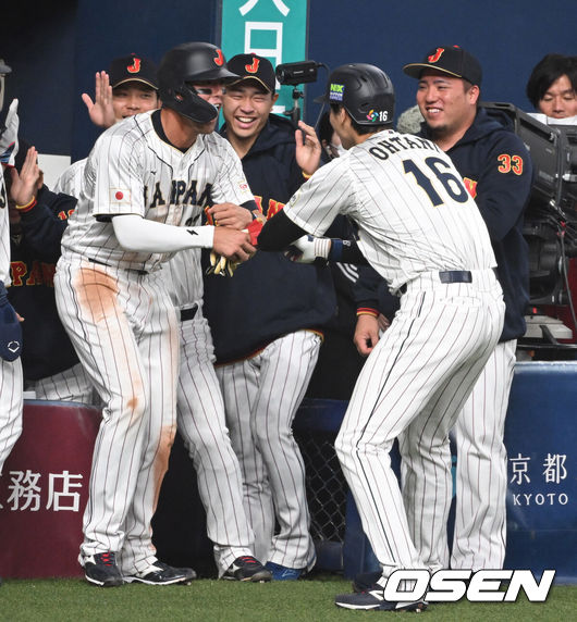[OSEN=오사카, 손용호 기자] 6일 오사카 교세라돔에서 2023 WBC(월드베이스볼클래식) 에 참가한 일본 대표팀이 한신 타이거즈와 연습경기를 가졌다.일본 3회초 2사 1,2루 오타니가 낮은 볼을 걷어올려 스리런 홈런을 치고 있다.2023.03.06/spjj@osen.co.kr