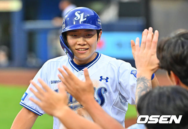 [OSEN=대구, 이석우 기자] 28일 대구삼성라이온즈파크에서 2026 신한 SOL KBO 리그 삼성 라이온즈와 KIA 타이거즈의 경기가 열렸다. 홈팀 삼성은 최원태가, 방문팀 KIA는 올러가 선발 출전했다. 삼성 라이온즈 김지찬이 1회말 2사 만루 구자욱의 우중간 2타점 안타때 득점을 올리고 하이파이브를 하고 있다. 2026.07.28 / foto0307@osen.co.kr