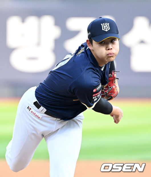 [OSEN=수원, 이대선 기자] 31일 수원 KT위즈파크에서 2026 신한 SOL KBO리그 KT 위즈와 한화 이글스의 경기가 열렸다.이날 KT는 소형준, 한화는 류현진을 선발로 내세웠다.1회초 무사에서 KT 선발투수 소형준이 역투하고 있다. 2026.07.31 /sunday@osen.co.kr