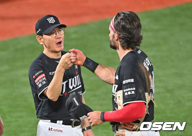 [OSEN=부산, 이석우 기자] 24일 부산 사직야구장에서 2026 신한 SOL KBO 리그 롯데 자이언츠와 KT 위즈의 경기가 열렸다. 홈팀 롯데는 나균안이, 방문팀 KT는 로건이 선발 출전했다.KT 위즈 이강철 감독이 롯데 자이언츠에 5-4로 승리한 후 힐리어드와 하이파이브를 하고 있다. 2026.07.24 / foto0307@osen.co.kr