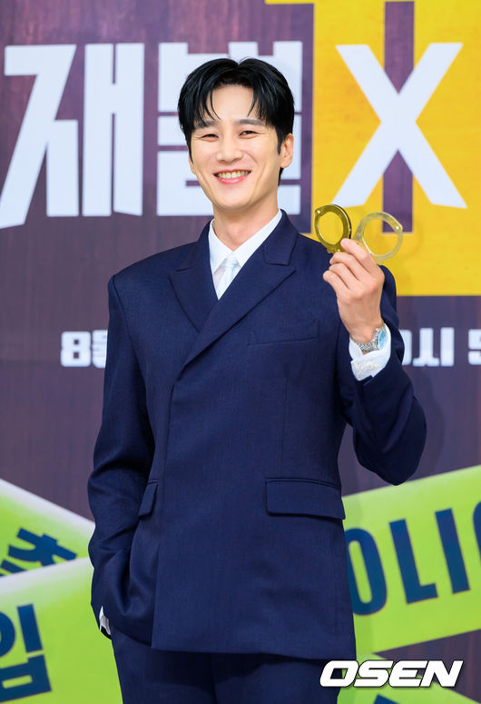[OSEN=박준형 기자] 4일 오후 서울 목동 SBS에서 SBS 새 금토드라마 ‘재벌X형사2’ 제작발표회가 진행됐다. ‘재벌X형사2’는 수사가 막히면 재력으로 판을 뒤집는 재벌형사 진이수(안보현 분)와 새 팀장 주혜라(정은채 분)의 돈발 날리는 유쾌·상쾌·통쾌 사이다 공조 수사극으로 김재홍감독을 비롯해안보현,정은채, 강상준, 김신비 등이 참석했다.배우 안보현이 포즈를 취하고 있다.  2026.08.04 / soul1014@osen.co.kr