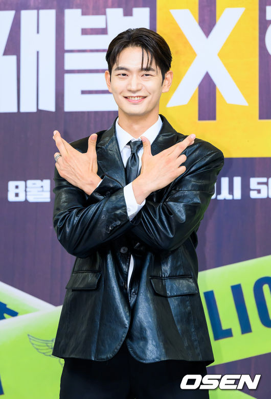 [OSEN=박준형 기자] 4일 서울 목동 SBS에서 SBS 새 금토드라마 ‘재벌X형사2’ 제작발표회가 진행됐다. ‘재벌X형사2’는 수사가 막히면 재력으로 판을 뒤집는 재벌형사 진이수(안보현 분)와 새 팀장 주혜라(정은채 분)의 돈발 날리는 유쾌·상쾌·통쾌 사이다 공조 수사극으로 김재홍감독을 비롯해안보현,정은채, 강상준, 김신비 등이 참석했다.배우 강상준이 포즈를 취하고 있다. 2026.08.04 / soul1014@osen.co.kr