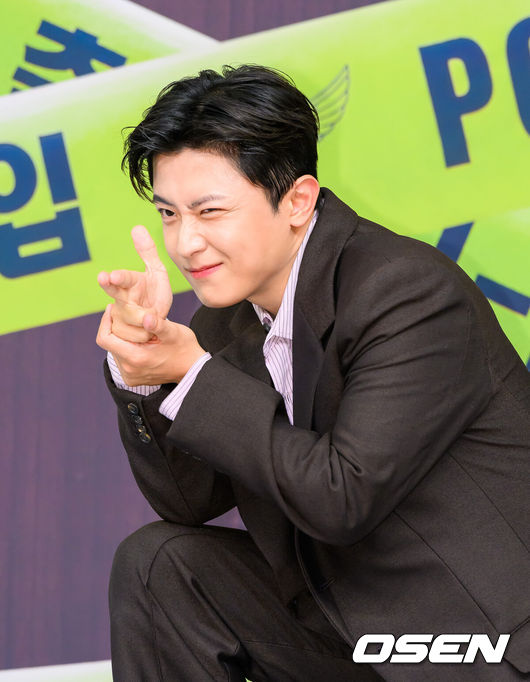 [OSEN=박준형 기자] 4일 서울 목동 SBS에서 SBS 새 금토드라마 ‘재벌X형사2’ 제작발표회가 진행됐다. ‘재벌X형사2’는 수사가 막히면 재력으로 판을 뒤집는 재벌형사 진이수(안보현 분)와 새 팀장 주혜라(정은채 분)의 돈발 날리는 유쾌·상쾌·통쾌 사이다 공조 수사극으로 김재홍감독을 비롯해안보현,정은채, 강상준, 김신비 등이 참석했다.배우 김신비가 포즈를 취하고 있다. 2026.08.04 / soul1014@osen.co.kr
