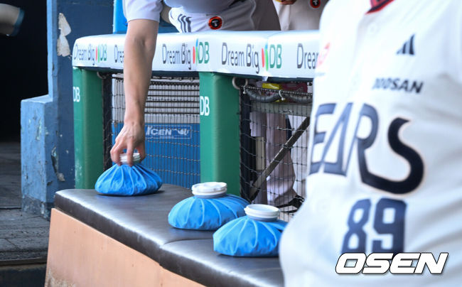 [OSEN=잠실, 조은정 기자]2일 서울 잠실야구장에서 2026 신한 SOL KBO리그 두산 베어스와 LG 트윈스의 경기가 열렸다.이날 두산은 벤자민, LG는 톨허스트를 선발로 내세웠다. 경기 전 두산 벤치에 얼음주머니가 놓여 있다. 2026.08.02 /cej@osen.co.kr