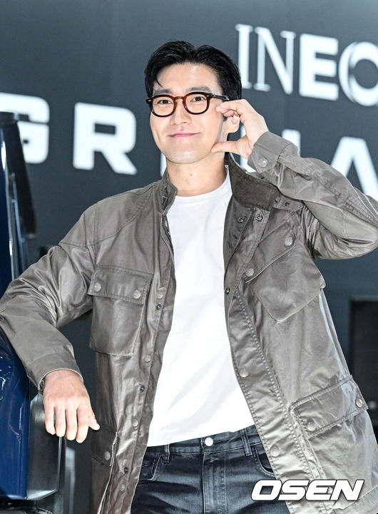 [OSEN=고양, 조은정 기자] '2025 서울모빌리티쇼(Mobility Show 2025, 이하 서울모빌리티쇼)’ 미디어데이 행사가 3일 경기도 고양시 킨텍스에서 열렸다.서울모빌리티쇼는 오는 4일부터 13일까지 킨텍스 제1전시장에에서 개최된다.슈퍼주니어 최시원이 이네오스 그레나디어 미디어브리핑에 참석해 포즈를 취하고 있다. 2025.04.03/cej@osen.co.kr