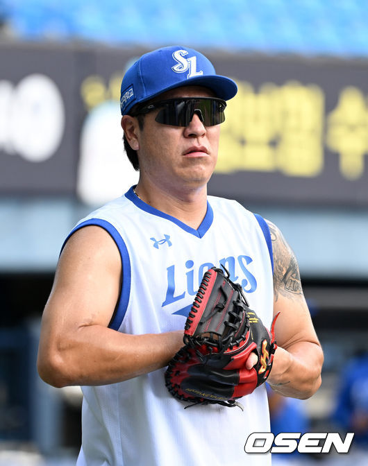 [OSEN=잠실, 이대선 기자] 26일 서울 잠실야구장에서 2026 신한 SOL KBO리그 두산 베어스와 삼성 라이온즈의 경기가 열렸다.이날 두산은 곽빈, 삼성은 오스틴 보스를 선발로 내세웠다.경기에 앞서 삼성 강민호가 훈련을 하고 있다. 2026.07.26 /sunday@osen.co.kr