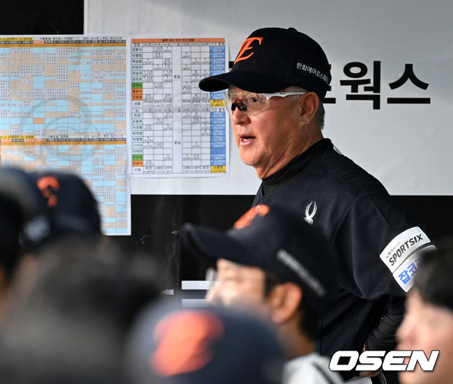 [OSEN=수원, 이대선 기자] 31일 수원 KT위즈파크에서 2026 신한 SOL KBO리그 KT 위즈와 한화 이글스의 경기가 열렸다.이날 KT는 소형준, 한화는 류현진을 선발로 내세웠다.한화 김경문 감독이 경기를 바라보고 있다. 2026.07.31 /sunday@osen.co.kr