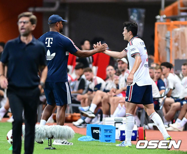 [OSEN=제주, 최규한 기자] 4일 오후 제주월드컵경기장에서 '아우디 풋볼 써밋 2026' 제주SK FC와 FC 바이에른 뮌헨의 친선 경기가 열렸다.뱅상 콤파니 감독이 이끄는 바이에른 뮌헨은 이번 아시아 투어 명단에 대한민국 국가대표 수비수 김민재를 비롯해 주장 마누엘 노이어, 요주아 키미히, 요나탄 타, 요시프 스타니시치, 루이스 디아스, 주앙 팔리냐, 콘라트 라이머 등 26명을 포함시켰다. 세르지우 코스타 감독이 이끄는 제주는 K리그1 최근 5경기 무패를 이어가며 독일 분데스리가 챔피언을 상대로 어떤 경기력을 보여줄지 관심을 모은다.전반 뮌헨 김민재가 교체되며 콤파니 감독과 인사를 나누고 있다. 2026.08.04 / dreamer@osen.co.kr