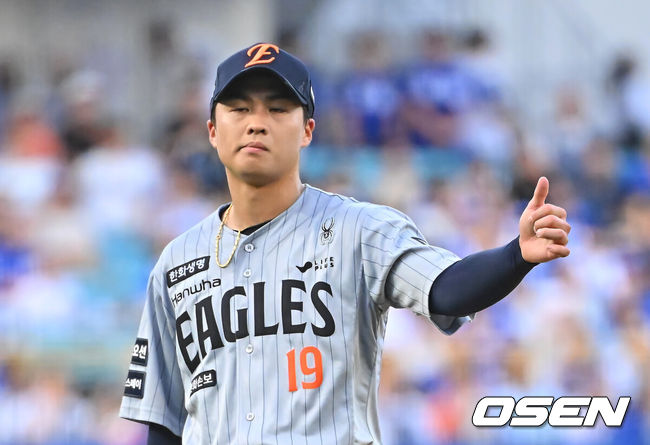 [OSEN=대구, 이석우 기자] 4일 대구삼성라이온즈파크에서 2026 신한 SOL KBO 리그 삼성 라이온즈와 한화 이글스의 경기가 열렸다. 홈팀 삼성은 양창섭이, 방문팀 한화는 왕옌청이 선발 출전했다. 한화 이글스 선발 투수 왕옌청이 1회말 무사 1루 삼성 라이온즈 김성윤을 2루수 병살로 잡고 엄지척을 하고 있다. 2026.08.04 / foto0307@osen.co.kr