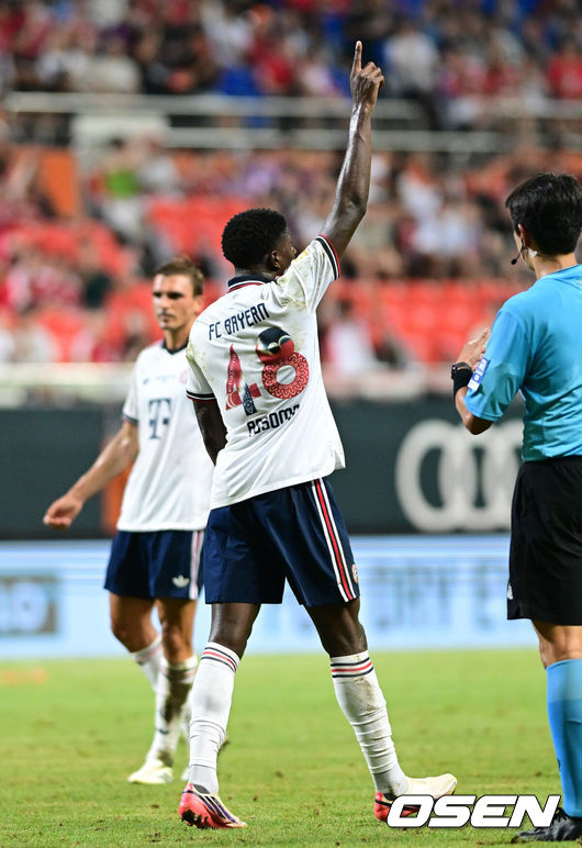 [OSEN=제주, 최규한 기자] 4일 오후 제주월드컵경기장에서 '아우디 풋볼 써밋 2026' 제주SK FC와 FC 바이에른 뮌헨의 친선 경기가 열렸다.뱅상 콤파니 감독이 이끄는 바이에른 뮌헨은 이번 아시아 투어 명단에 대한민국 국가대표 수비수 김민재를 비롯해 주장 마누엘 노이어, 요주아 키미히, 요나탄 타, 요시프 스타니시치, 루이스 디아스, 주앙 팔리냐, 콘라트 라이머 등 26명을 포함시켰다. 세르지우 코스타 감독이 이끄는 제주는 K리그1 최근 5경기 무패를 이어가며 독일 분데스리가 챔피언을 상대로 어떤 경기력을 보여줄지 관심을 모은다.전반 뮌헨 아소모가 다시 앞서가는 골을 성공시킨 뒤 기뻐하고 있다. 2026.08.04 / dreamer@osen.co.kr