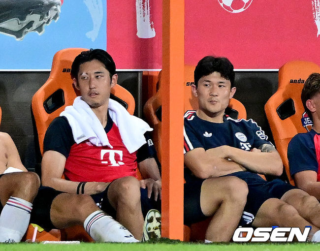 [OSEN=제주, 최규한 기자] 4일 오후 제주월드컵경기장에서 '아우디 풋볼 써밋 2026' 제주SK FC와 FC 바이에른 뮌헨의 친선 경기가 열렸다.뱅상 콤파니 감독이 이끄는 바이에른 뮌헨은 이번 아시아 투어 명단에 대한민국 국가대표 수비수 김민재를 비롯해 주장 마누엘 노이어, 요주아 키미히, 요나탄 타, 요시프 스타니시치, 루이스 디아스, 주앙 팔리냐, 콘라트 라이머 등 26명을 포함시켰다. 세르지우 코스타 감독이 이끄는 제주는 K리그1 최근 5경기 무패를 이어가며 독일 분데스리가 챔피언을 상대로 어떤 경기력을 보여줄지 관심을 모은다.후반 뮌헨 김민재와 이토가 벤치에서 경기를 지켜보고 있다. 2026.08.04 / dreamer@osen.co.kr