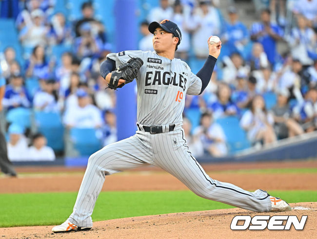 [OSEN=대구, 이석우 기자] 4일 대구삼성라이온즈파크에서 2026 신한 SOL KBO 리그 삼성 라이온즈와 한화 이글스의 경기가 열렸다. 홈팀 삼성은 양창섭이, 방문팀 한화는 왕옌청이 선발 출전했다. 한화 이글스 선발 투수 왕옌청이 역투하고 있다. 2026.08.04 / foto0307@osen.co.kr