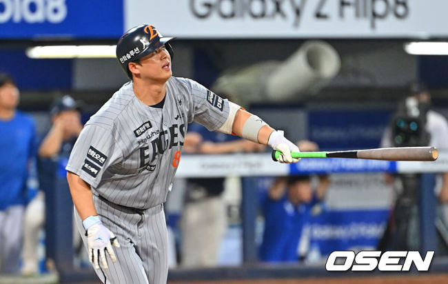 [OSEN=대구, 이석우 기자] 4일 대구삼성라이온즈파크에서 2026 신한 SOL KBO 리그 삼성 라이온즈와 한화 이글스의 경기가 열렸다. 홈팀 삼성은 양창섭이, 방문팀 한화는 왕옌청이 선발 출전했다. 한화 이글스 노시환이 5회초 우중간 2루타를 치고 있다. 2026.08.04 / foto0307@osen.co.kr