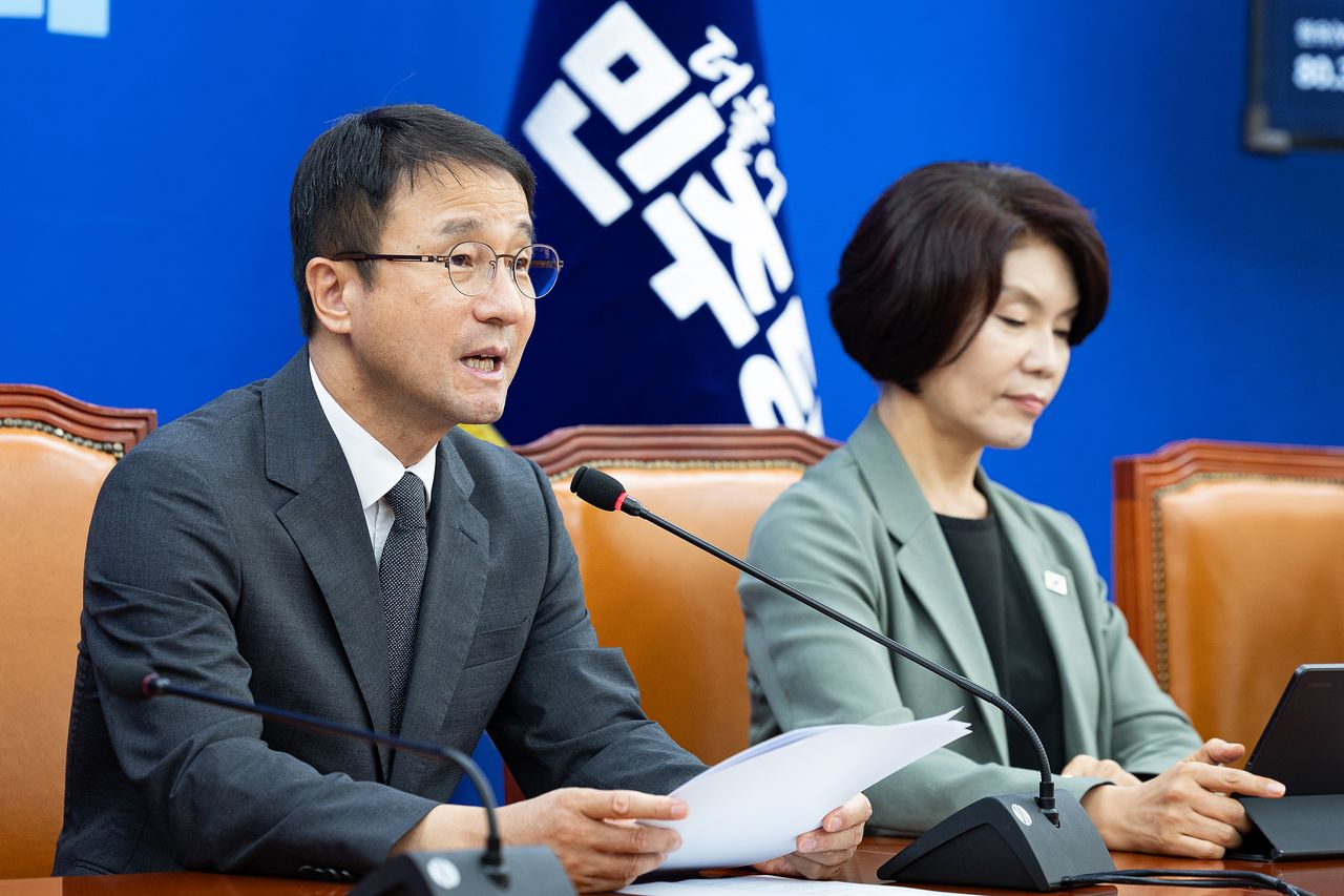 한병도 더불어민주당 대표 직무대행 겸 원내대표와 한정애 정책위의장이 4일 서울 여의도 국회에서 열린 원내대책회의에서 모두 발언을 하고 있다. 사진 뉴스1
